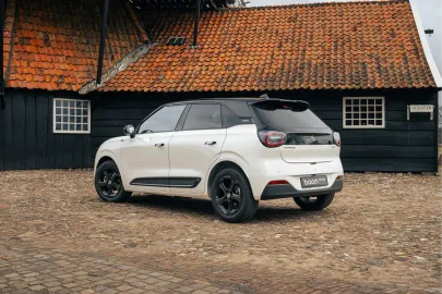 Car image 3