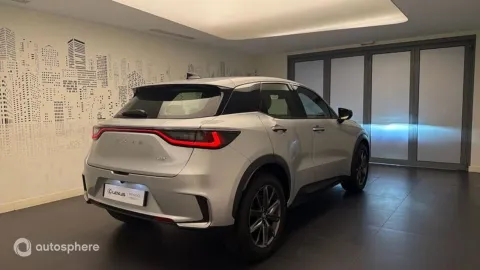 Car image 4