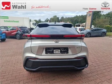 Car image 4