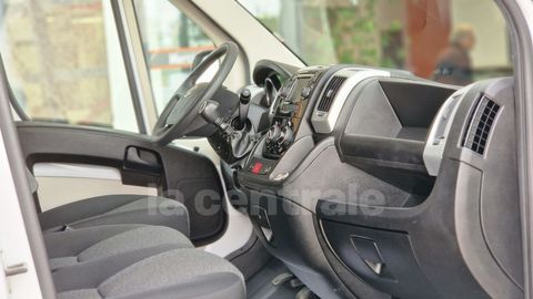 Car image 30