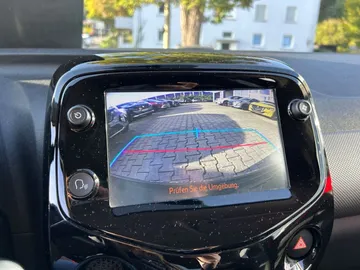 Car image 18