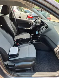 Car image 19