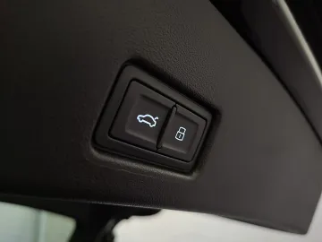 Car image 32