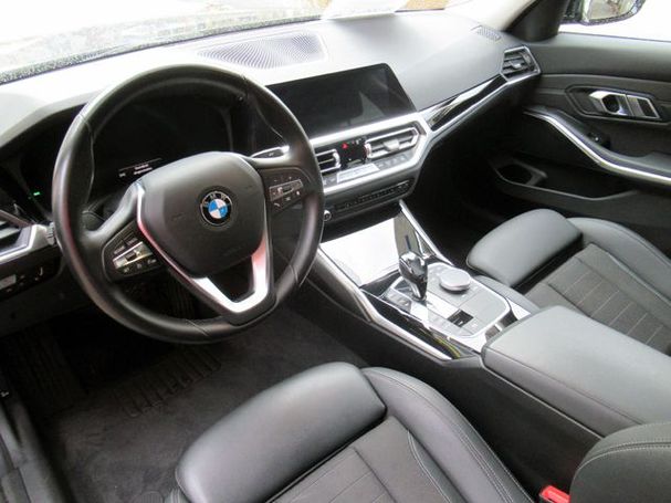 BMW 330e Sport Line 135 kW image number 3