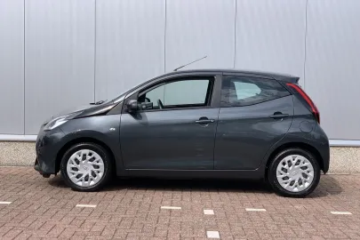Car image 4