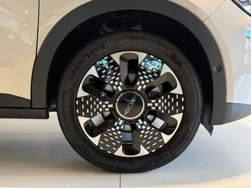 Car image 27