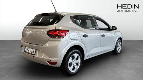 Car image 4
