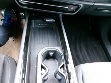 Car image 38