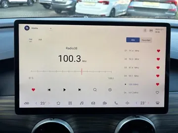 Car image 30