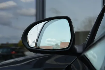 Car image 32