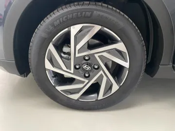 Car image 25