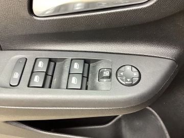 Car image 32
