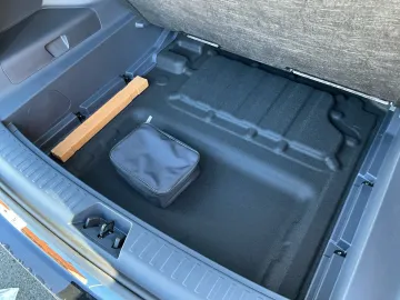 Car image 28