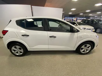 Car image 4