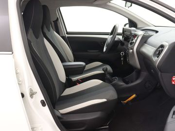 Car image 30