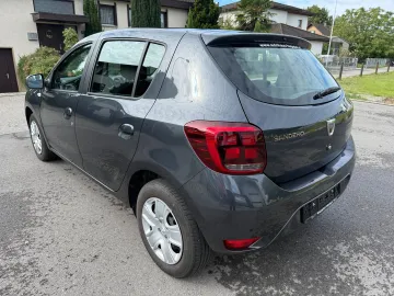Car image 4