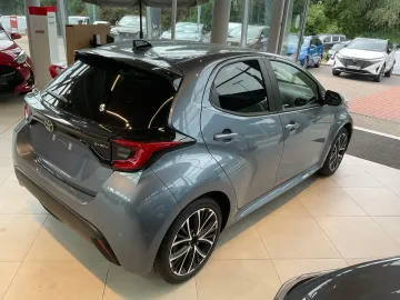 Car image 4
