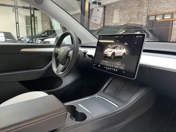 Car image 24