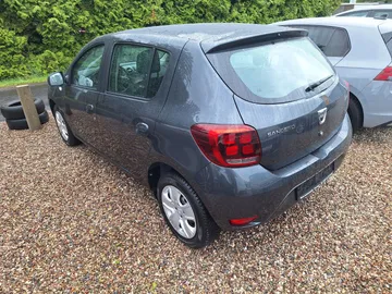 Car image 5