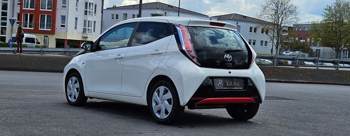 Car image 4