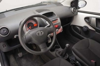 Car image 12