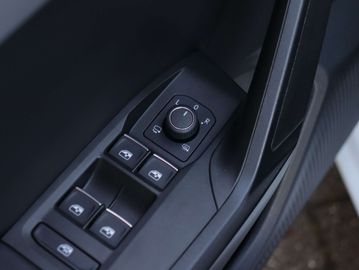 Car image 32