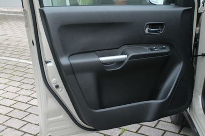 Car image 10