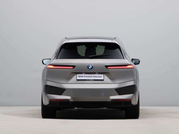 BMW iX xDrive40 240 kW image number 9