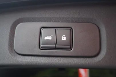 Car image 32