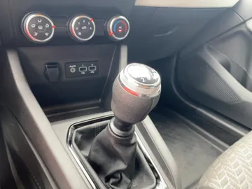 Car image 26