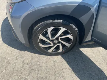 Car image 15