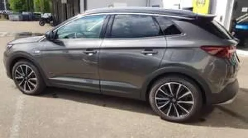 Car image 4