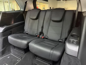 Car image 30