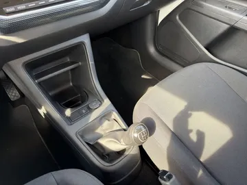 Car image 24