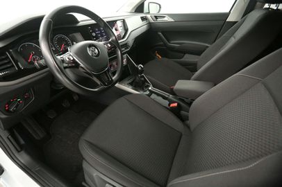 Car image 19