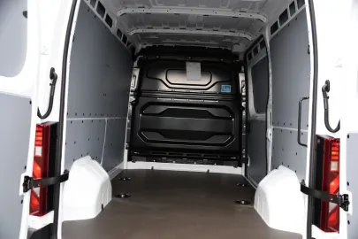 Car image 40