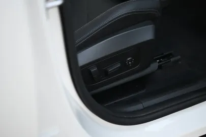 Car image 32