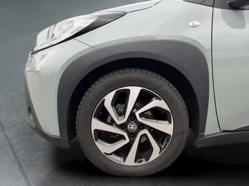 Car image 18