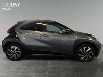 Car image 4