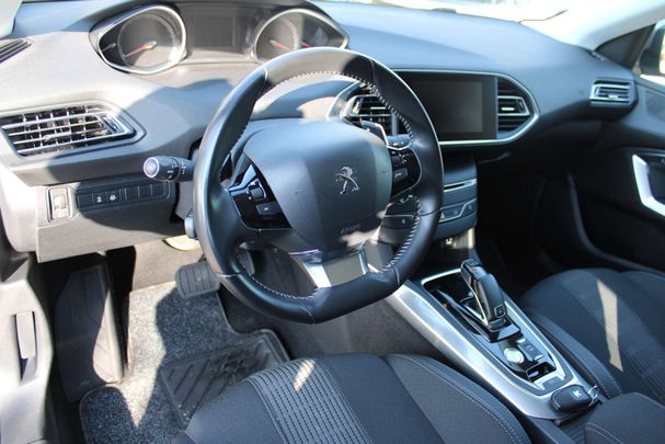 Peugeot 308 1.5 BlueHDi Allure 96 kW image number 9