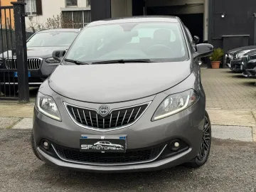 Car image 4