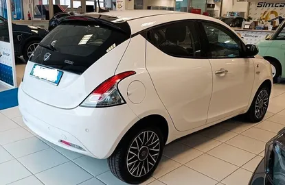 Car image 4