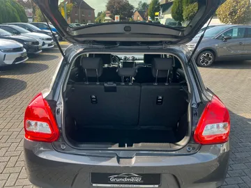 Car image 18