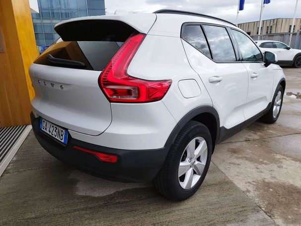 Volvo XC40 1.5 T2 Momentum 95 kW image number 4