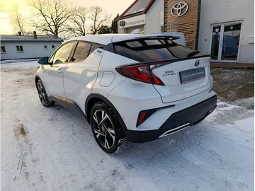 Car image 4