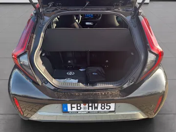 Car image 19