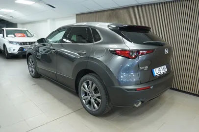 Car image 4