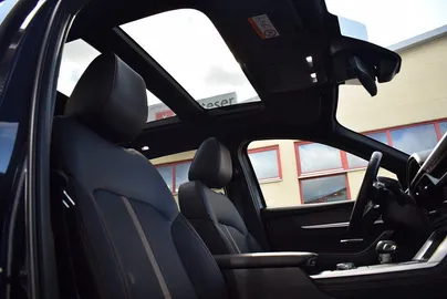 Car image 27