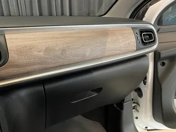 Car image 38