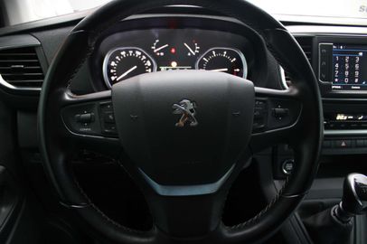 Car image 32